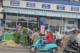 Người đàn ông tử vong trước tiệm thuốc tây Minh Châu ở TP HCM