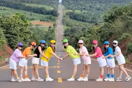 Nhóm phụ nữ mặc đồ sặc sỡ dàn hàng ngang vô tư trên quốc lộ quay clip