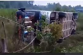 Xe khách lao xuống ruộng lật ngang, 2 hành khách tử vong