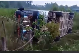 Xe khách lao xuống ruộng lật ngang, 2 hành khách tử vong