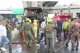 25 học sinh và giáo viên chết cháy thương tâm trong xe buýt