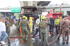 25 học sinh và giáo viên chết cháy thương tâm trong xe buýt