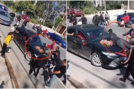 Anh cô dâu nằm trên xe hoa đòi tiền sính lễ mới rước dâu