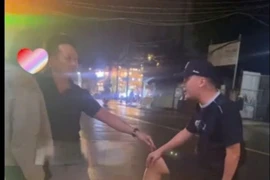 Nhóm thanh niên đánh hội đồng thiếu nữ rồi nói ‘mày biết bố mày là ai không’