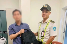 Người đàn ông bỏ quên túi chứa hơn 15.000 USD tại sân bay Nội Bài
