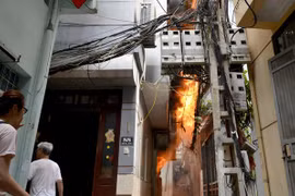 Hà Nội: Cháy nhà 4 tầng, lửa bốc nghi ngút ngay trước cơn mưa