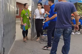 Thí sinh thi THPT Địa lý bật khóc vì quên tài liệu ở nhà