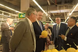 Đại sứ Hoa Kỳ hào hứng trải nghiệm siêu thị VinMart 