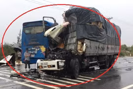 Xe tải "bay đầu", nát bét sau khi đâm trực diện xe giường nằm