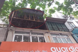 Hà Nội: Cụ bà 73 bỗng dưng bị nhà hàng xóm “ngồi” lên trên đầu