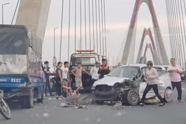 KIA Morning đâm nát đuôi xe tải trên cầu Nhật Tân