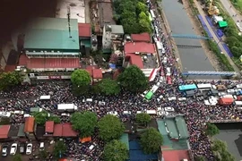 Mưa ngập, đường Hà Nội tắc kinh hoàng, xe cộ tranh nhau từng centimet