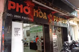 Phở Hòa ở Sài Gòn liên tục bị giang hồ tấn công, khách hàng tháo chạy