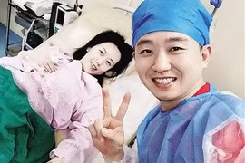 Chồng 'quẩy banh nóc' trong phòng phẫu thuật để... động viên vợ đẻ