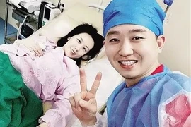 Chồng 'quẩy banh nóc' trong phòng phẫu thuật để... động viên vợ đẻ