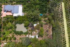 Nơi an nghỉ của Anh hùng phi công Nguyễn Văn Bảy trong vườn nhà