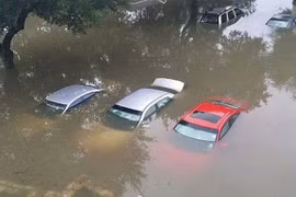 Xót xa cảnh ô tô bạc tỷ ngập dưới nước ở Thái Nguyên