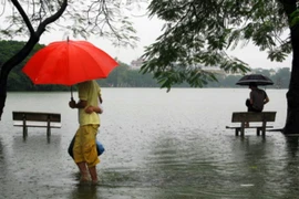 Những khoảnh khắc ngập lụt kinh điển ở Hà Nội và TP HCM