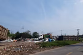 Ô nhiễm do bãi rác, người Hà Nội phải bịt khẩu trang khi ngồi trong nhà