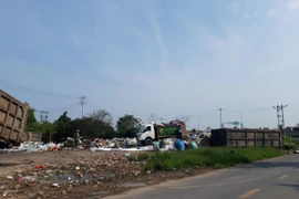 Ô nhiễm do bãi rác, người Hà Nội phải bịt khẩu trang khi ngồi trong nhà