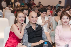 NSƯT Kim Tiểu Long để đầu trọc lóc đến chúc mừng cháu gái