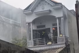 Hà Nam: Nhà dân bốc cháy dữ dội bên quốc lộ 1A