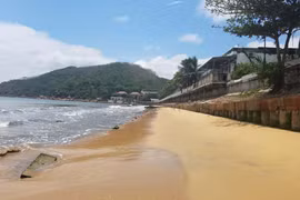 Bãi đá lô nhô 30 năm chưa từng có bỗng mất tích ở bãi biển 