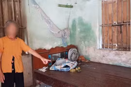 Bà ngoại 70 tuổi đi kêu cứu cho cháu gái tâm thần nghi bị hàng xóm xâm hại 