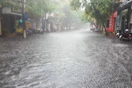 Hà Nội mưa to: Nhiều tuyến đường chìm trong biển nước