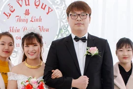 Cô gái 18 tuổi lấy chồng gần bằng tuổi bố được chiều chuộng như bà hoàng