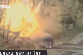 Khoảnh khắc UAV Ukraine tập kích pháo tự hành bánh lốp 2S43 Malva của Nga gây nổ lớn