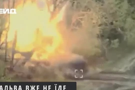 Khoảnh khắc UAV Ukraine tập kích pháo tự hành bánh lốp 2S43 Malva của Nga gây nổ lớn