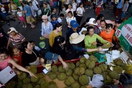 Tranh mua mua sầu riêng, vải ở chợ trái cây Sài Gòn