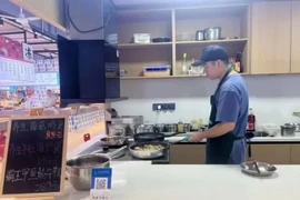 Dịch vụ “nấu ăn miễn phí” thu hút từ người trẻ đến người già 