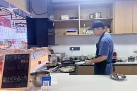 Dịch vụ “nấu ăn miễn phí” thu hút từ người trẻ đến người già 