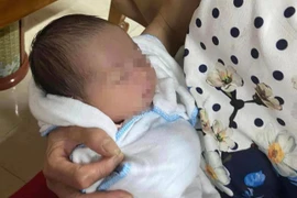 Bé gái sơ sinh bị bỏ rơi trước cổng nhà thờ ở Nghệ An