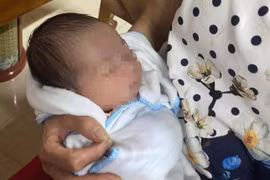 Bé gái sơ sinh bị bỏ rơi trước cổng nhà thờ ở Nghệ An