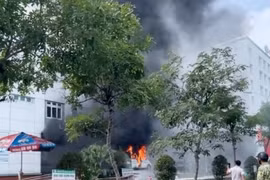 Nghệ An: Xe cứu thương bất ngờ bốc cháy dữ dội trước bệnh viện 