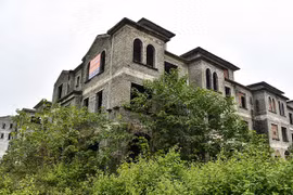 Hà Nội: Hàng chục biệt thự bỏ hoang làm nơi trồng rau, nuôi cá