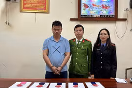 Bắt đối tượng “cõng” 2.000 viên hồng phiến đi tiêu thụ