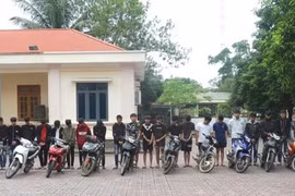 Bắt nhóm thanh thiếu niên cầm dao diễu phố tấn công người đi đường