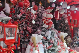 Đồ trang trí giáng sinh rực rỡ sắc màu xuống phố giá bình dân