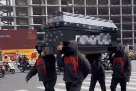 Nhóm người khiêng quan tài diễu phố ở TPHCM bị xử lý thế nào?