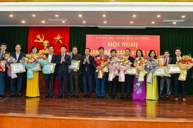 Hải Dương: Biểu dương 12 cán bộ tự nguyện xin nghỉ hưu trước tuổi