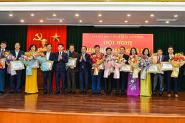 Hải Dương: Biểu dương 12 cán bộ tự nguyện xin nghỉ hưu trước tuổi