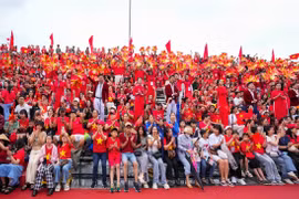 Hàng ngàn người xem duyệt đội ngũ, diễu hành quần chúng ở Hải Phòng