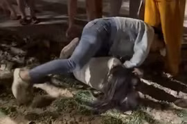 Vì sao người phụ nữ ở Cần Thơ đánh, lột đồ nữ nhân viên ngân hàng?