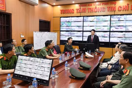 Chủ tịch nước thăm, động viên cán bộ chiến sĩ tại Đền Hùng