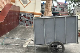 Tên trộm thản nhiên kéo xe rác giữa đường, gặp đúng… chủ xe