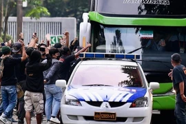 CĐV Indonesia tấn công xe chở tuyển Thái Lan
